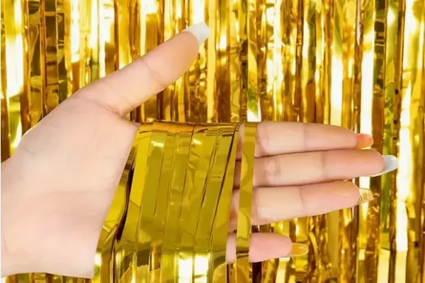 Золотая фольгированная штора: идеи для корпоративных событий